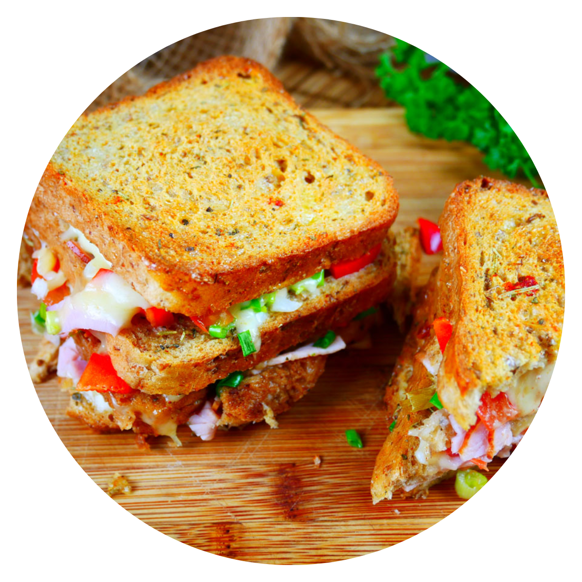 Uczestnicy kolonii z lornetkami podczas zajęć terenowych.