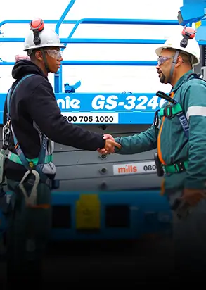 operadores de plataformas elevatorias se cumprimentando