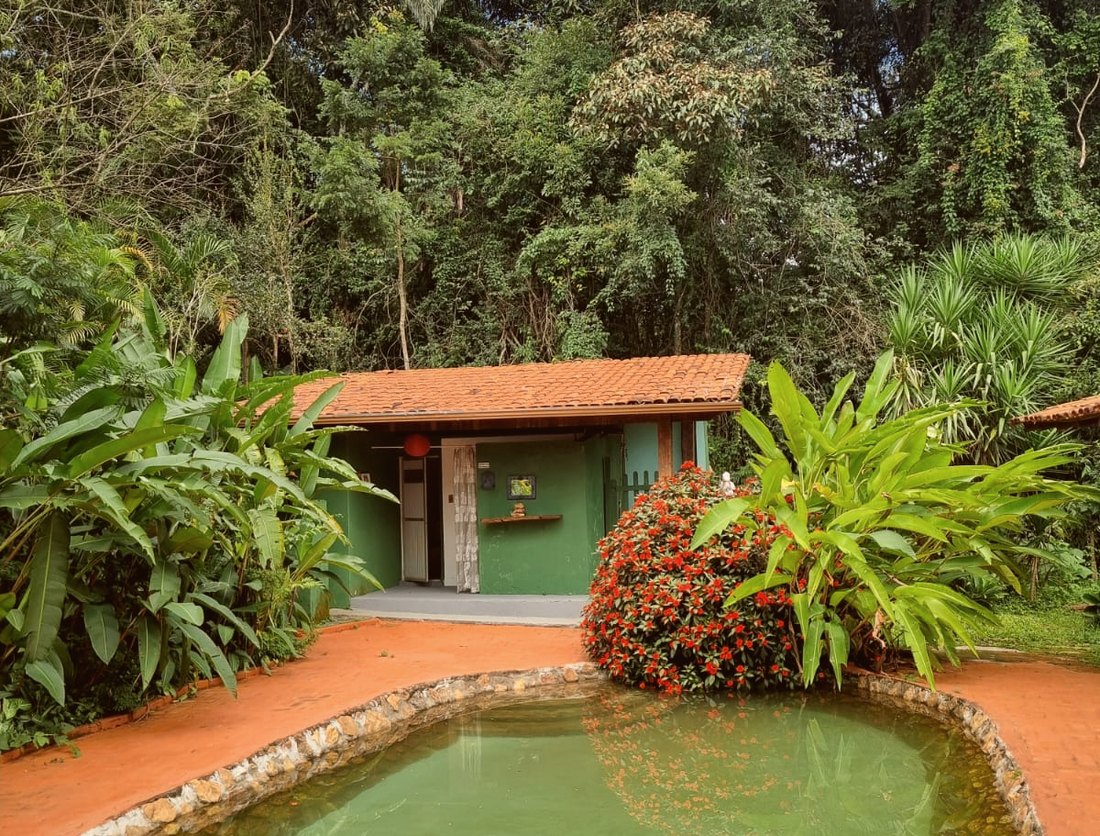 Casa Branca em Brumadinho, MG, com piscina natural