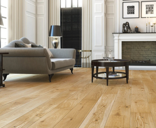 Podłogi drewniane Fachowiec Deska warstwowa najczęściej wybierana współcześnie, stabilna wymiarowo, nadaje się na ogrzewanie podłogowe; montaż na klik lub klej.