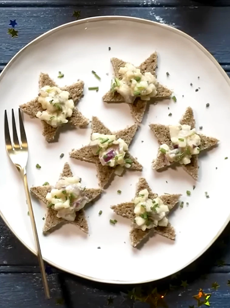 Box Tatar ze śledzia na białym talerzu