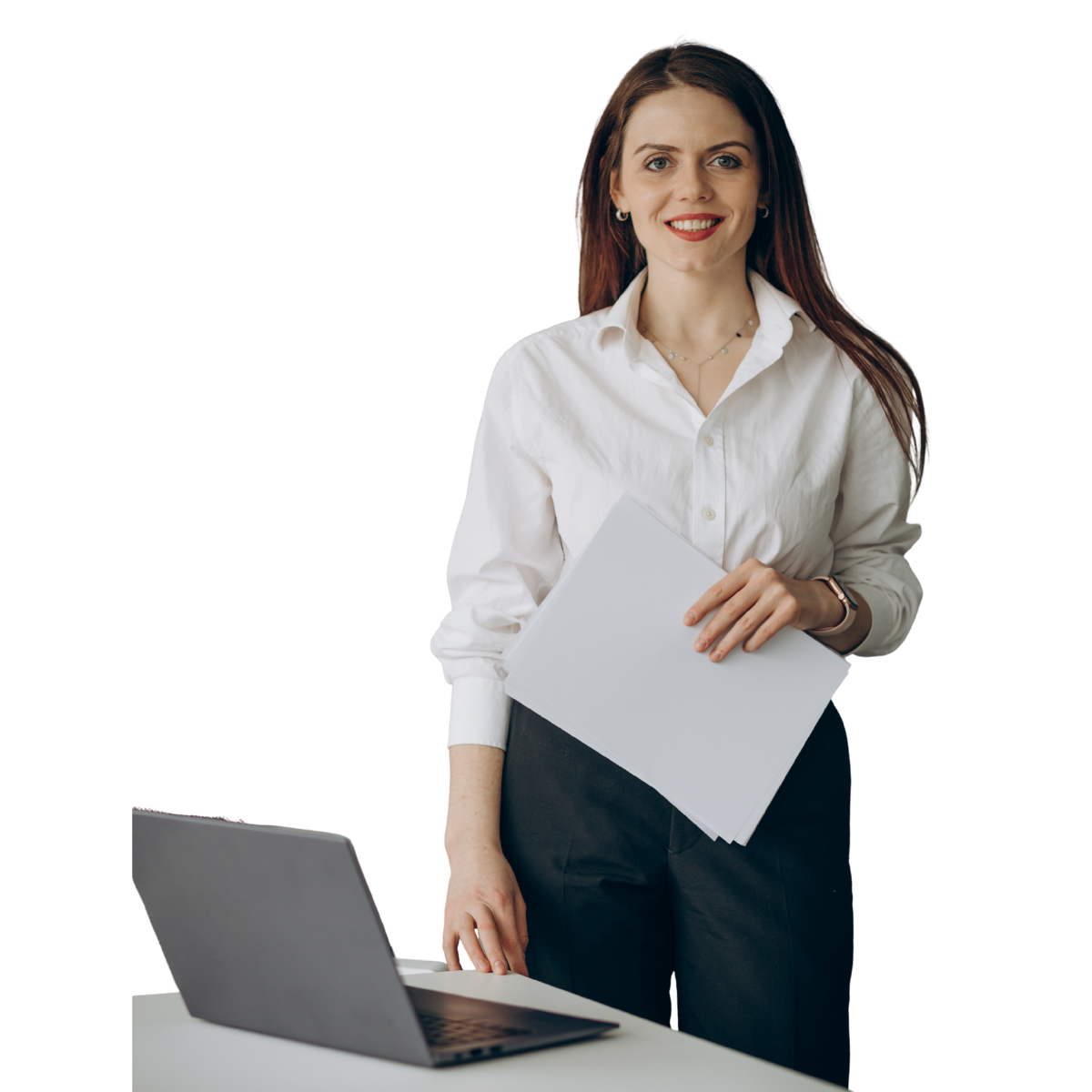 Due professionisti sorridenti in abito da ufficio