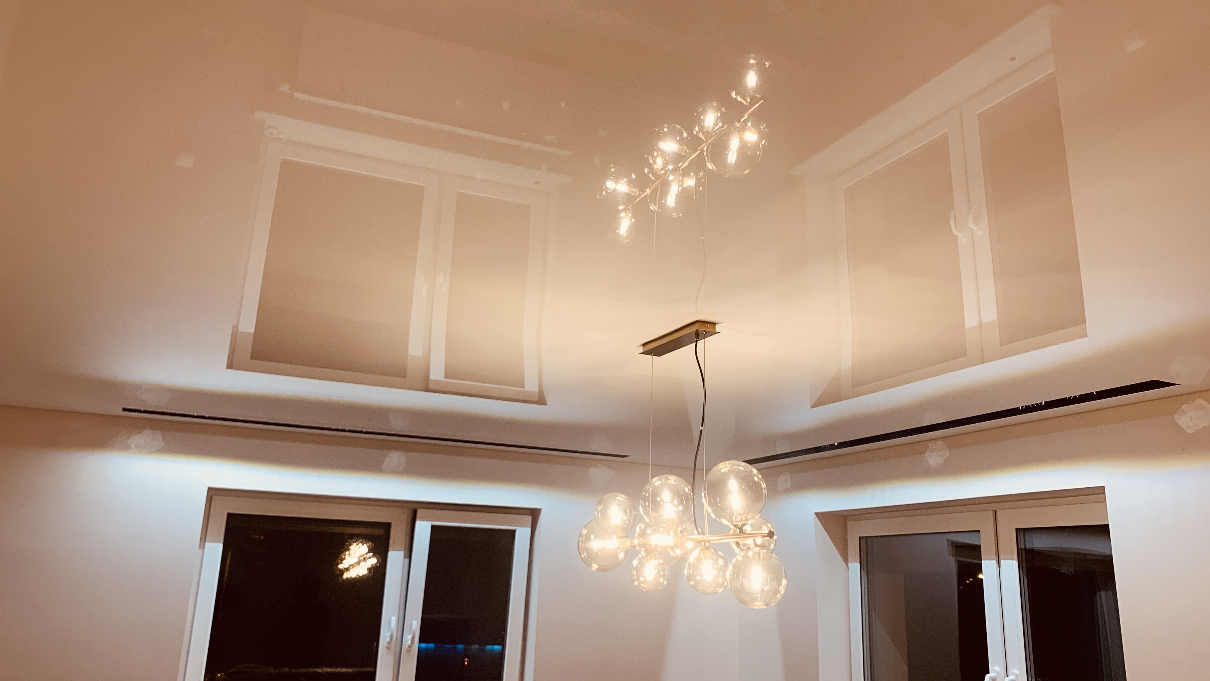 Sufit napinany z efektownym podświetleniem LED, idealny do nowoczesnych wnętrz w Krakowie i okolicach.