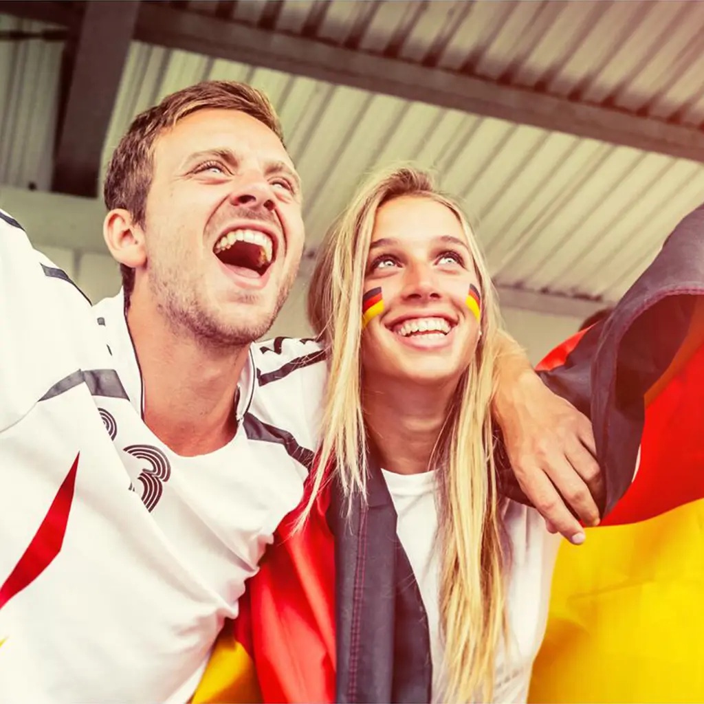 Begeisterte Fans im Stadion mit Deutschland-Fanschminke im Gesicht &ndash; Erzeugt echte WM-Stimmung und Fan-Zugeh&ouml;rigkeit.