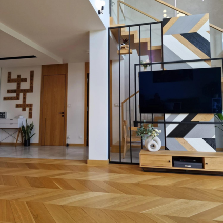 Dlaczego warto wybrać podłogę układaną w jodełkę? Podłoga układana w jodełkę może być doskonałym wyborem dla nowoczesnego wnętrza, dodając mu elegancji, stylu i głębi.