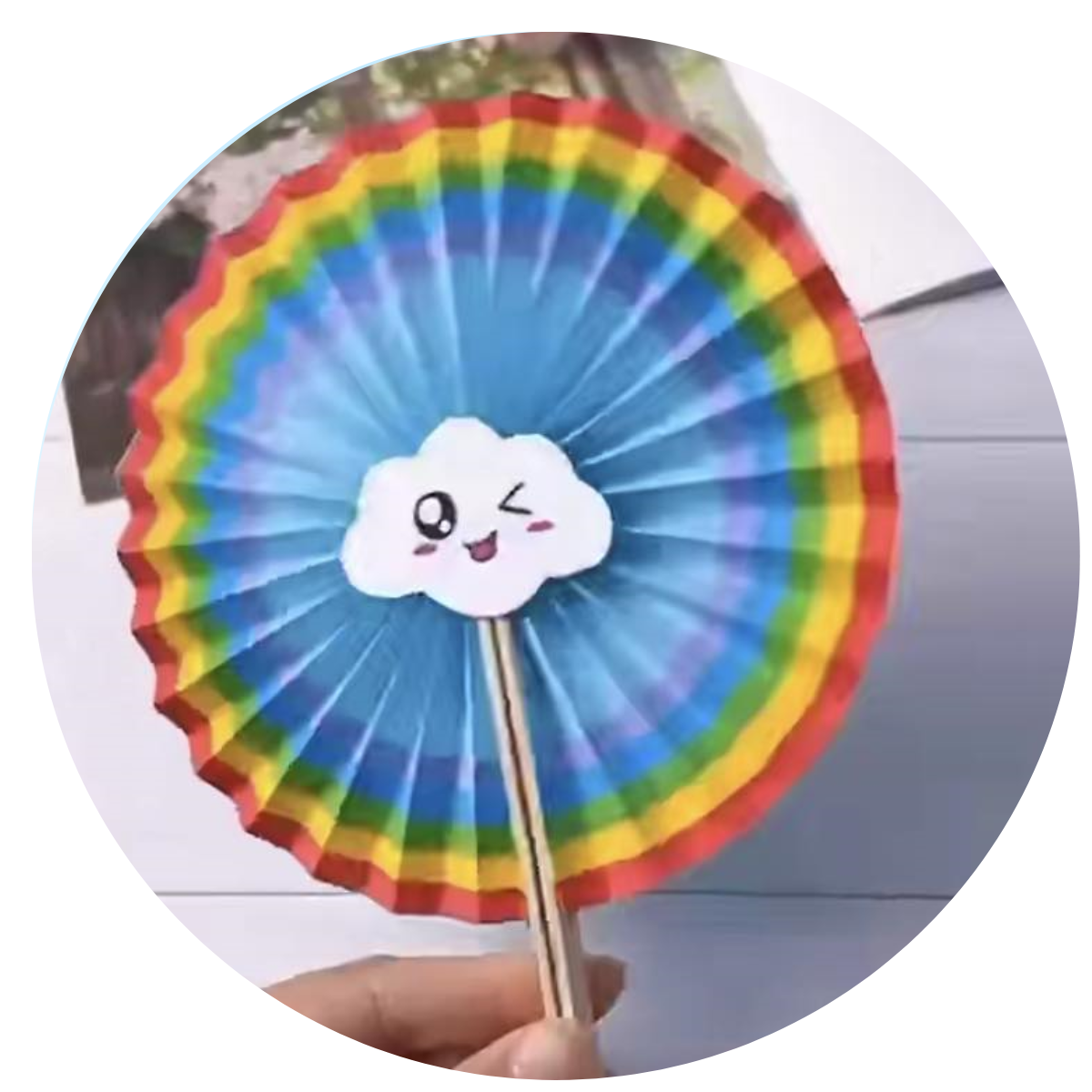 Zdziwiony uczestnik kolonii przed mikroskopem.