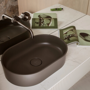 Umywalki nowoczesne Kraków Umywalka OVO M w głębokim odcieniu black lava na marmurowym blacie z chromowaną armaturą