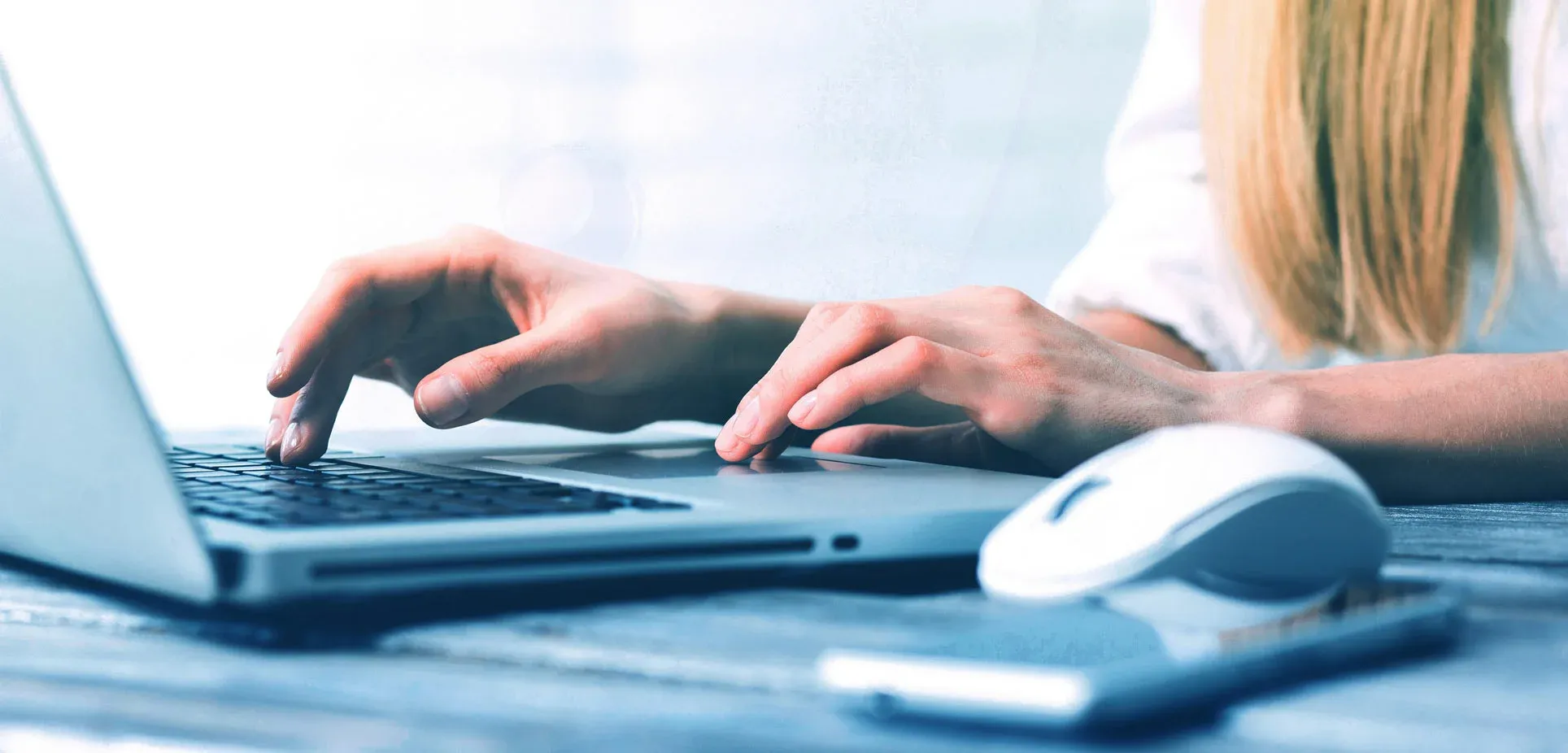 Professionista in giacca con tablet in un ufficio moderno, contesto amministrativo e contabile