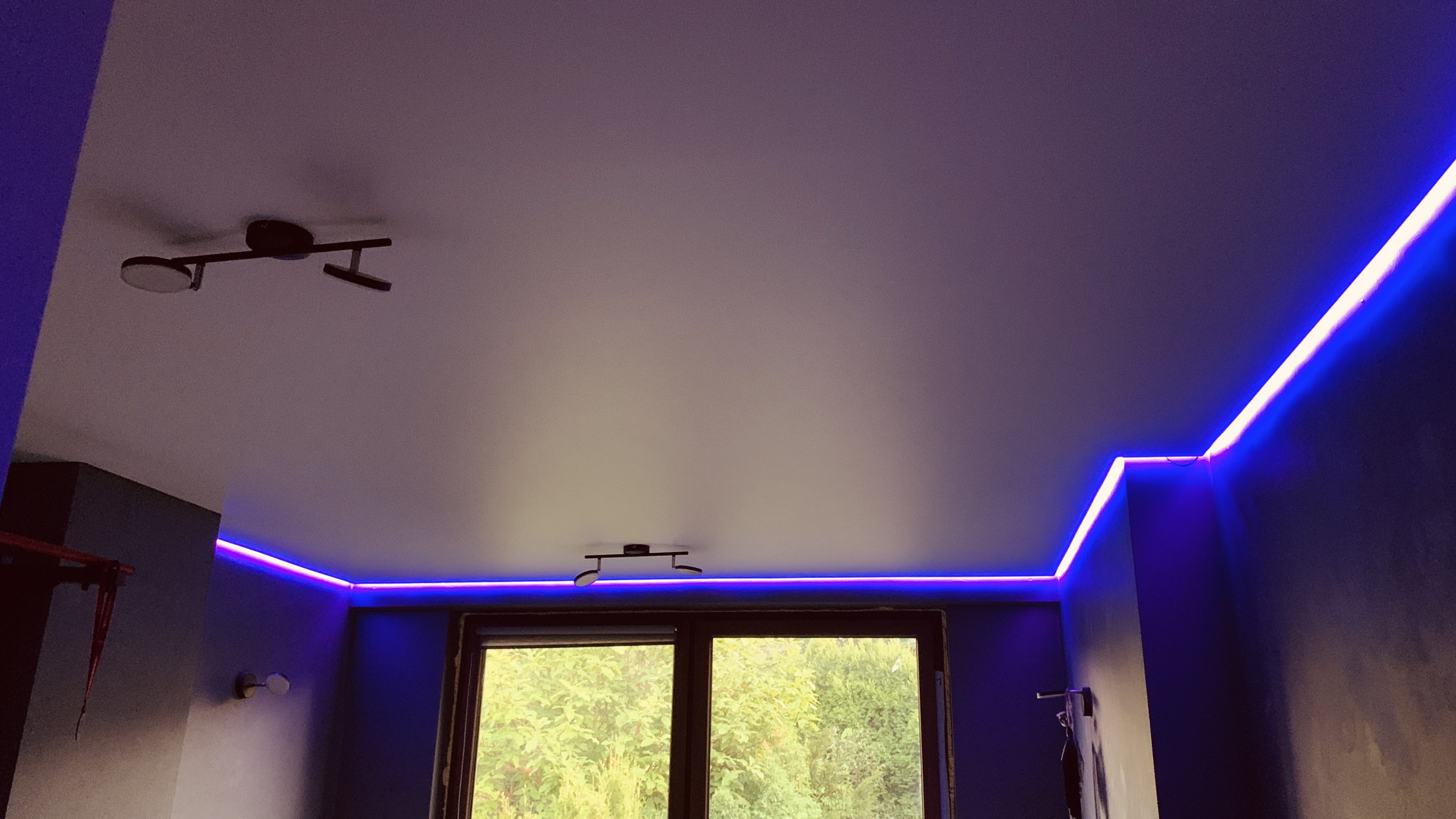 Nowoczesny sufit napinany z lampami LED w salonie – eleganckie oświetlenie i minimalistyczny design w Katowicach."