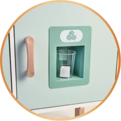 Okrągła grafika, przedstawia zbliżenie na kostkarkę do lodu