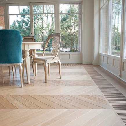 Dlaczego warto wybrać podłogę układaną w jodełkę? Podłoga układana w jodełkę może być doskonałym wyborem dla nowoczesnego wnętrza, dodając mu elegancji, stylu i głębi.