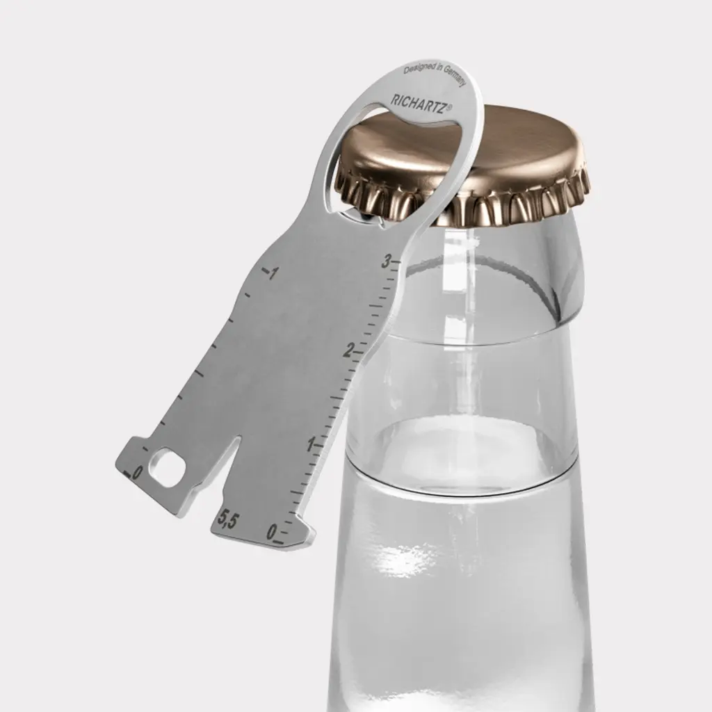 Karl Soccer Edelstahl-Tool &ouml;ffnet eine Flasche &ndash; Idealer Flaschen&ouml;ffner f&uuml;r Public Viewing und WM-Gartenpartys.