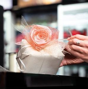 Ein weißes Geschenk, das mit einer Rose verziert ist