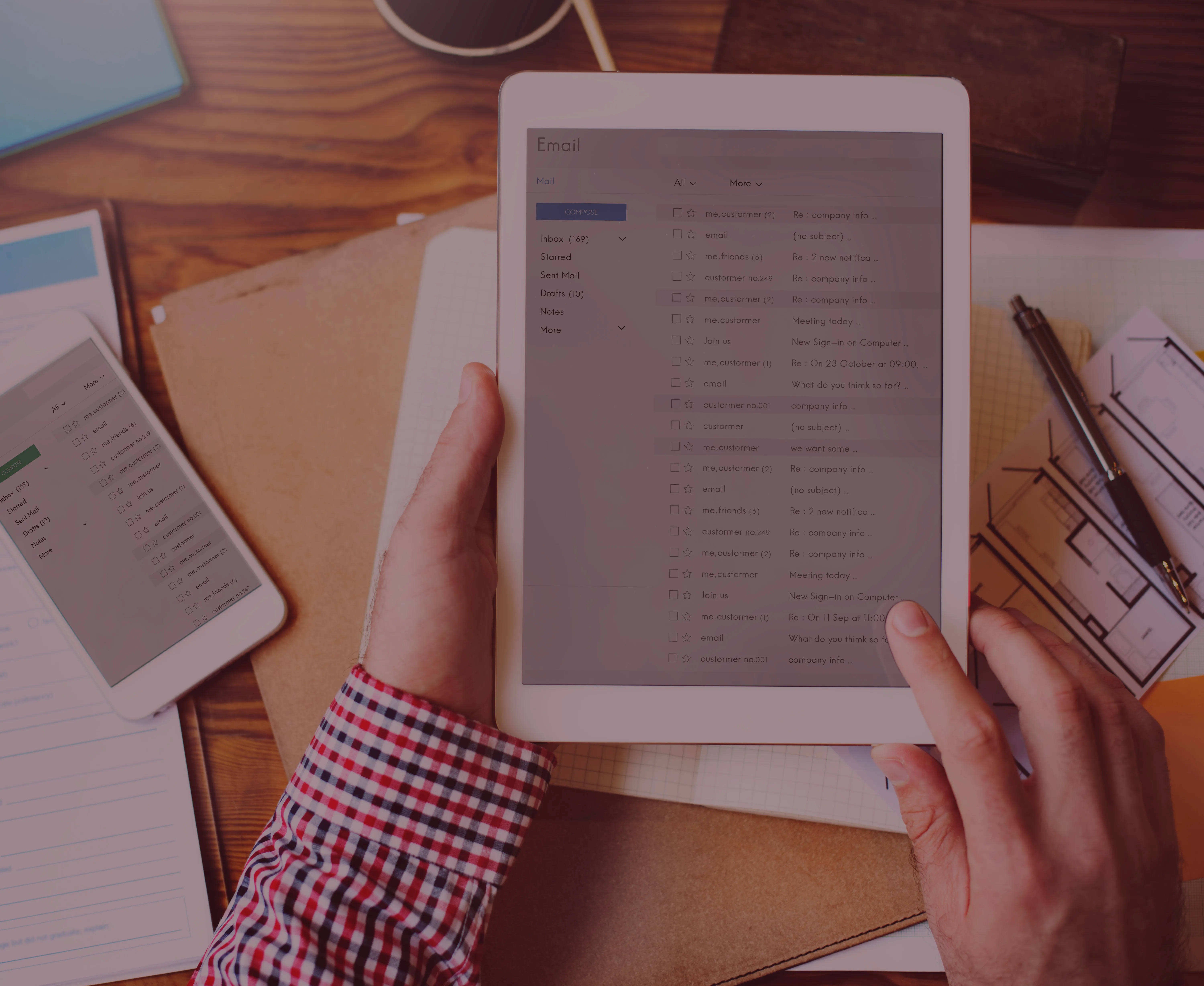 Imagem de uma pessoa respondendo um formulário online