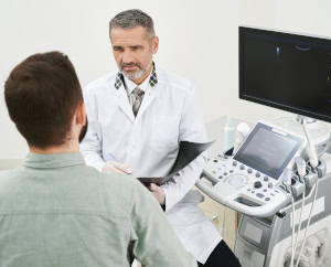 chirurg weryfikuje wskazania do plastyki powiek blefaroplastyka Rzeszów