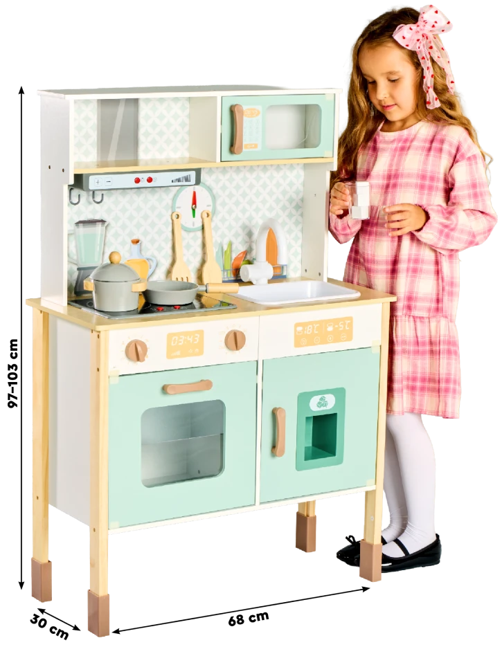 Drewniana kuchenka dla dzieci, obok stoi dziewczynka.