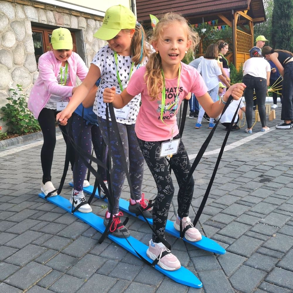 Uczestniczki obozu prezentują zdrowe śniadanie.