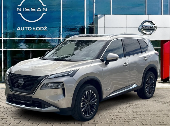 Nissan X-Trail w ciemnym kolorze