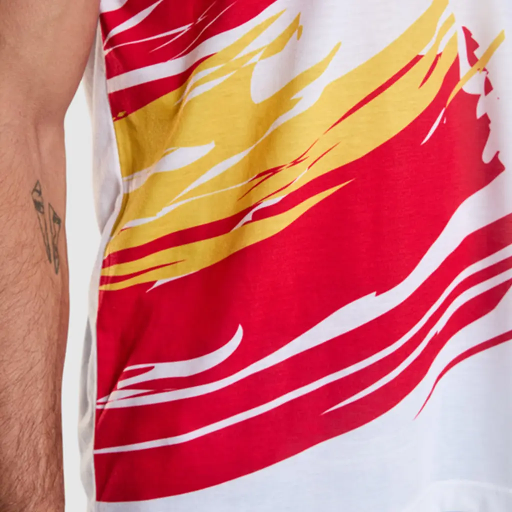 Nahaufnahme der Stoffstruktur des Fan-T-Shirts; zeigt das 190 g/m&sup2; schwere Polyester-Gewebe, das einen weichen, baumwoll&auml;hnlichen Tragekomfort bietet.