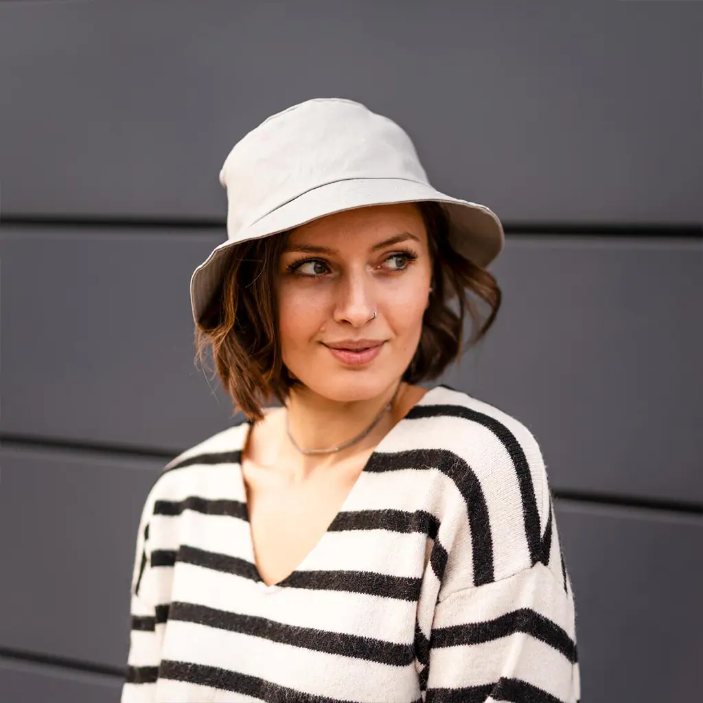 Der gewendete Bucket Hat in schlichtem Grau ohne Flaggenband &ndash; Zeigt die neutrale Alltagsvariante des Wendehuts.