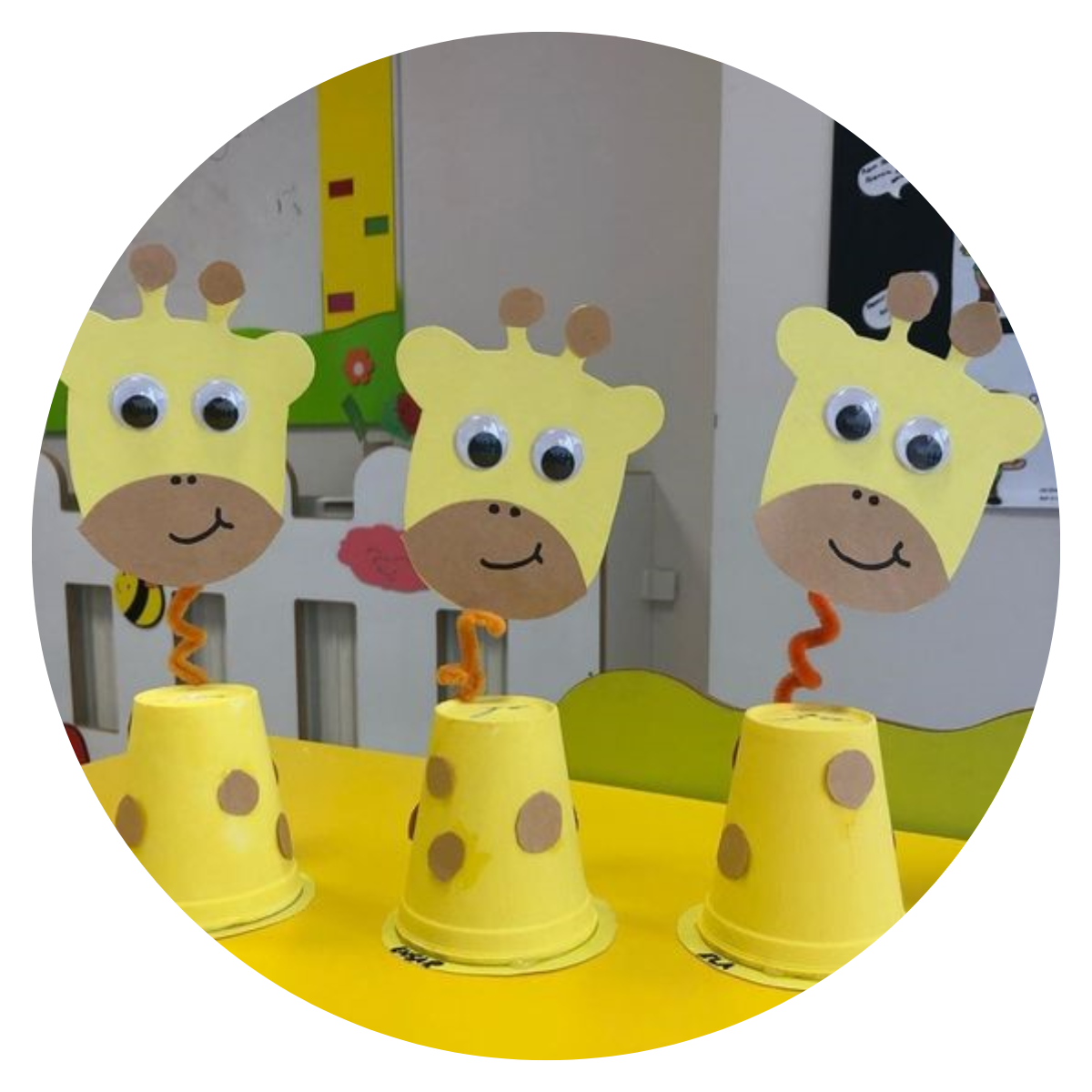 Uczestnik obozu śpiewający karaoke.