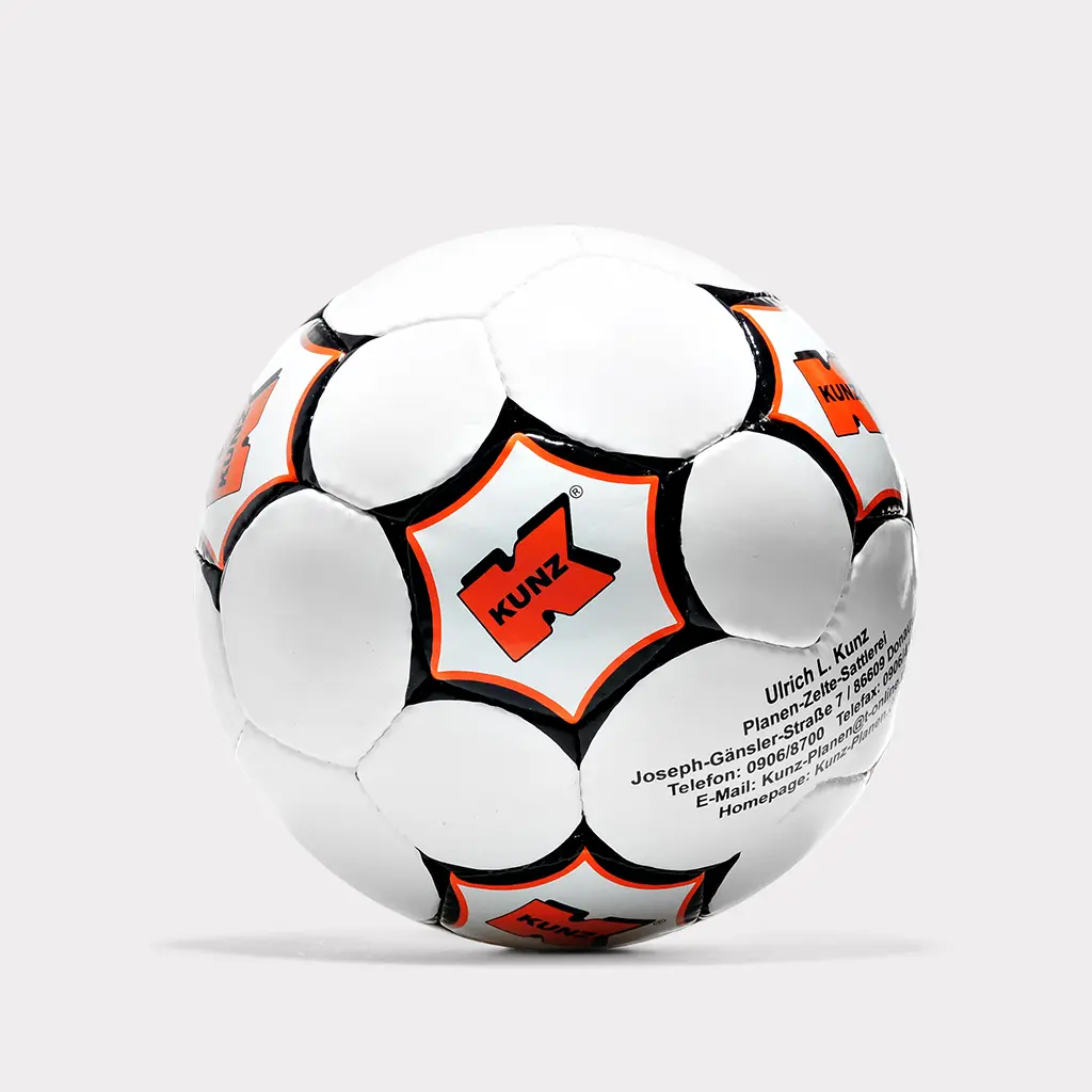 Detailansicht des hochwertigen Kunstleder-Materials und des Butyl-Kontrollventils eines handgen&auml;hten Fu&szlig;balls f&uuml;r optimale Spieleigenschaften.