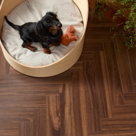 Podłogi drewniane na ogrzewanie podłogowe Kolekcja Chateau+ oferuje piętnaście wzorów naturalnego drewna, które odtwarzają klasyczny parkiet w jodełkę. Panele są wyjątkowo drobne i wąskie, co dodaje wnętrzom elegancji i stylu.