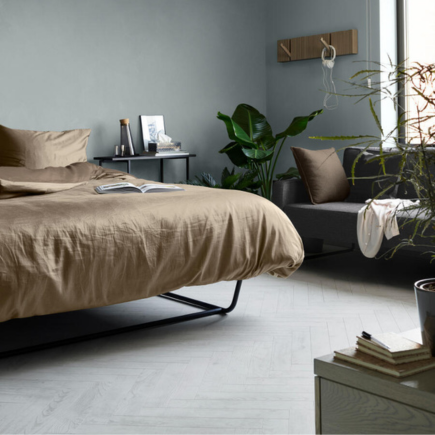 Podłogi winylowe na ogrzewanie podłogwe Kolekcja Chateau+ oferuje piętnaście wzorów naturalnego drewna, które odtwarzają klasyczny parkiet w jodełkę. Panele są wyjątkowo drobne i wąskie, co dodaje wnętrzom elegancji i stylu.