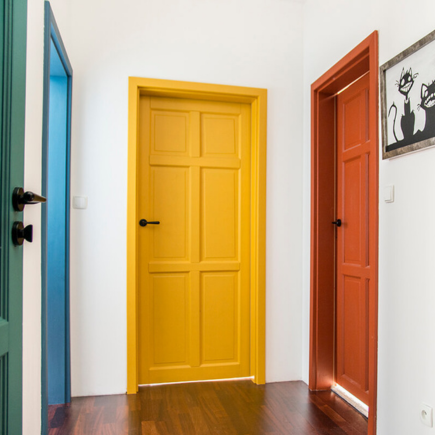 Kolory drzwi mogą dopełnić wystrój wnętrza lub stać się jego mocnym akcentem Najlepsze drzwi wewnętrzne do nowoczesnych wnętrz: Trendy i porady