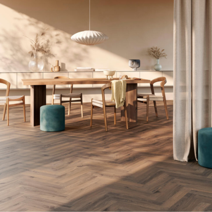 Podłogi laminowane na ogrzewanie podłogowe Kolekcja Chateau+ oferuje piętnaście wzorów naturalnego drewna, które odtwarzają klasyczny parkiet w jodełkę. Panele są wyjątkowo drobne i wąskie, co dodaje wnętrzom elegancji i stylu.