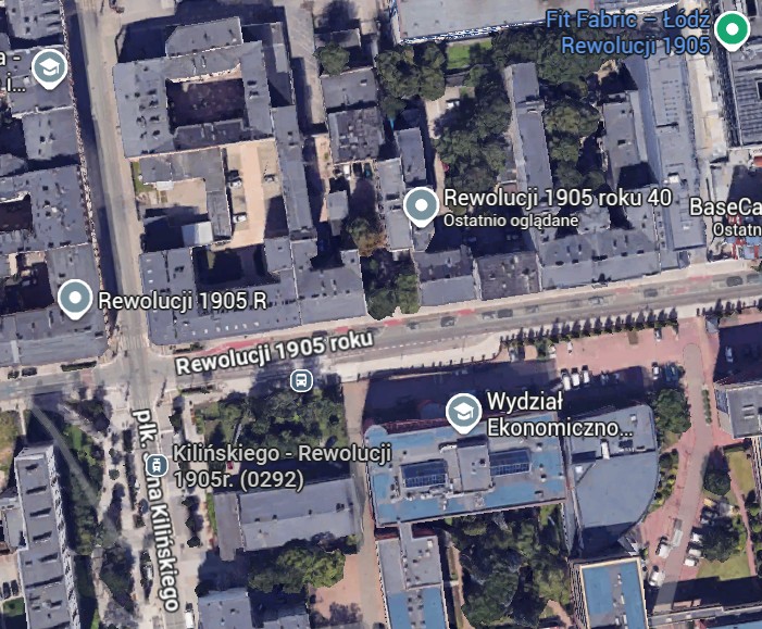 Widok z lotu ptaka na centrum Łodzi ilustrujący gęstą, dobrze skomunikowaną zabudowę wokół kamienicy