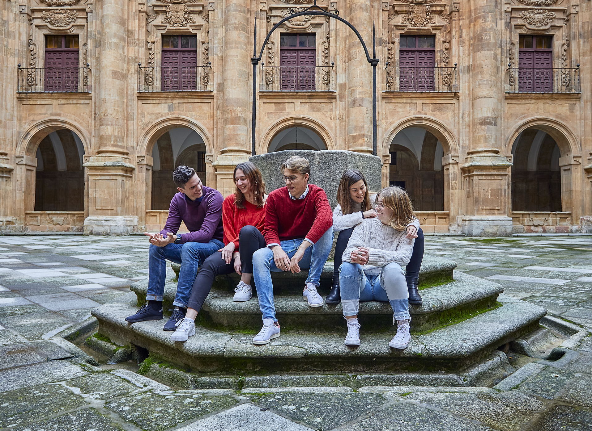 Alumnos con ordenadores última tecnología