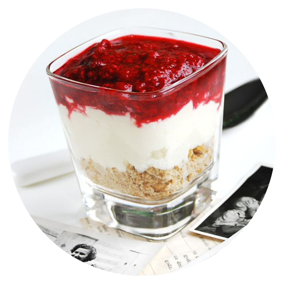 Uczestnicy kolonii z lornetkami podczas zajęć terenowych.