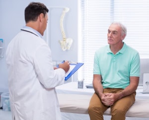 chirurg weryfikuje wskazania do plastyki powiek blefaroplastyka Rzeszów