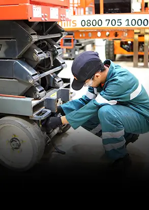 tecnico fazendo manutencao de plataforma elevatoria