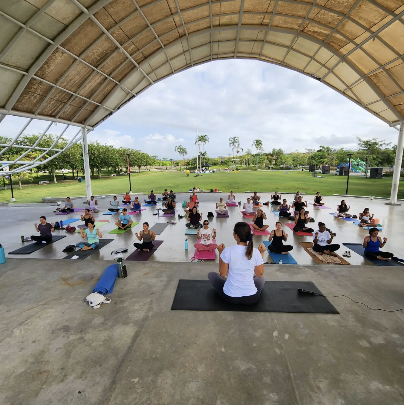 Clases Gratuitas de Yoga al Aire Libre en Panamá – Panamá Respira