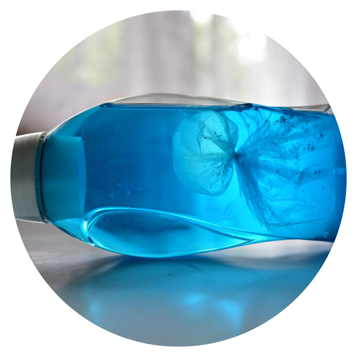 Uczestnik kolonni podczas zabawy integracyjnej ze słomkami konstrukcyjnymi.