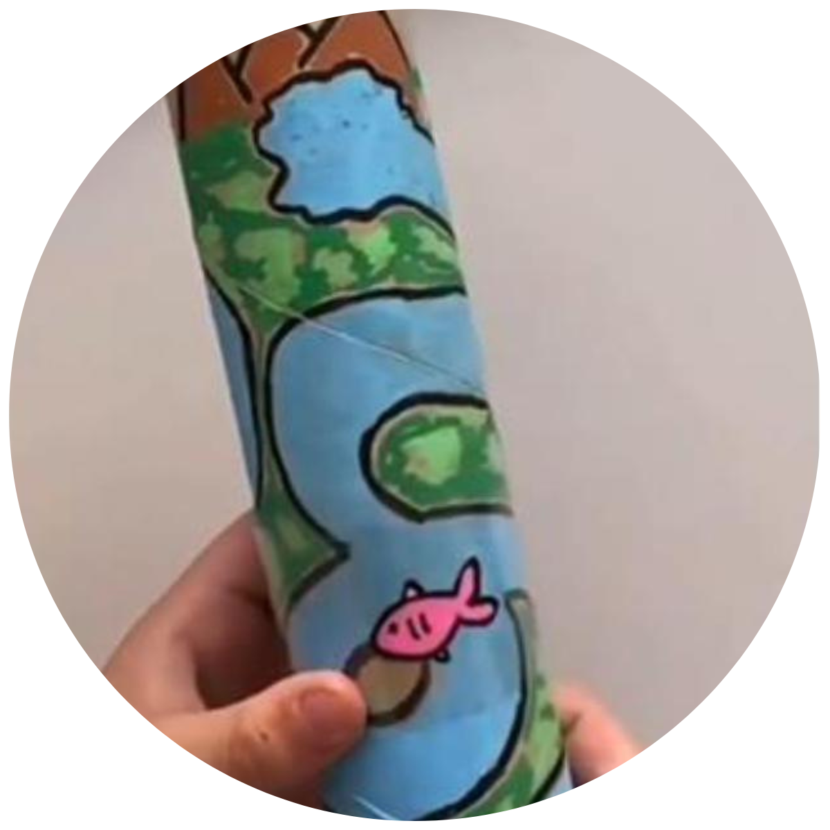 Zdziwiony uczestnik kolonii przed mikroskopem.