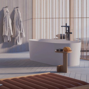 Wanny wolnostojące Kraków Biała wanna OVO M w jasnej, skandynawskiej łazience z naturalnym światłem i drewnianymi akcentami