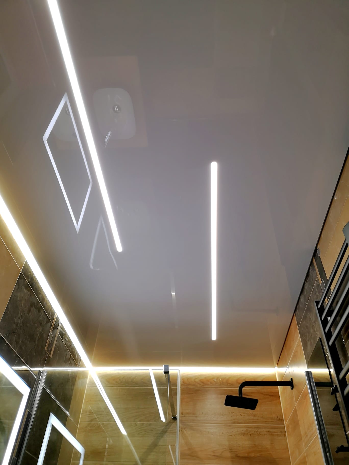 Sufit napinany z subtelnym oświetleniem LED, dodający prestiżu wnętrzom biurowym w Katowicach.