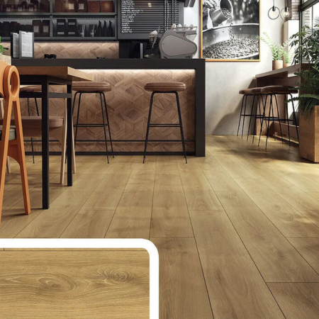 Dzięki strukturze synchronicznej, panele perfekcyjnie odwzorowują piękno naturalnego drewna, Zapraszamy do Salonów Fachowiec w Krakowie, Kielcach, Busku-Zdroju oraz Kazimierzy Wielkiej.