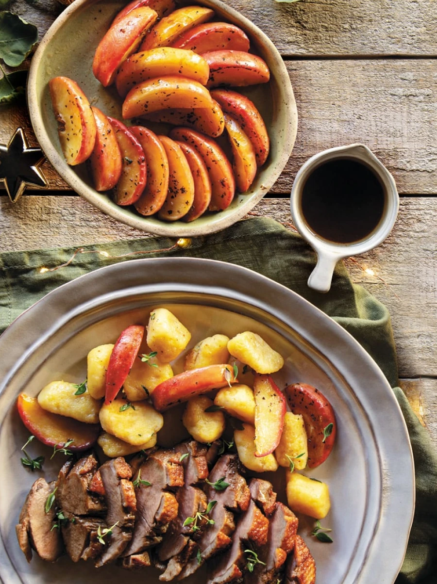 Box Talerz wypełniony mięsem z kaczki i jabłkami
