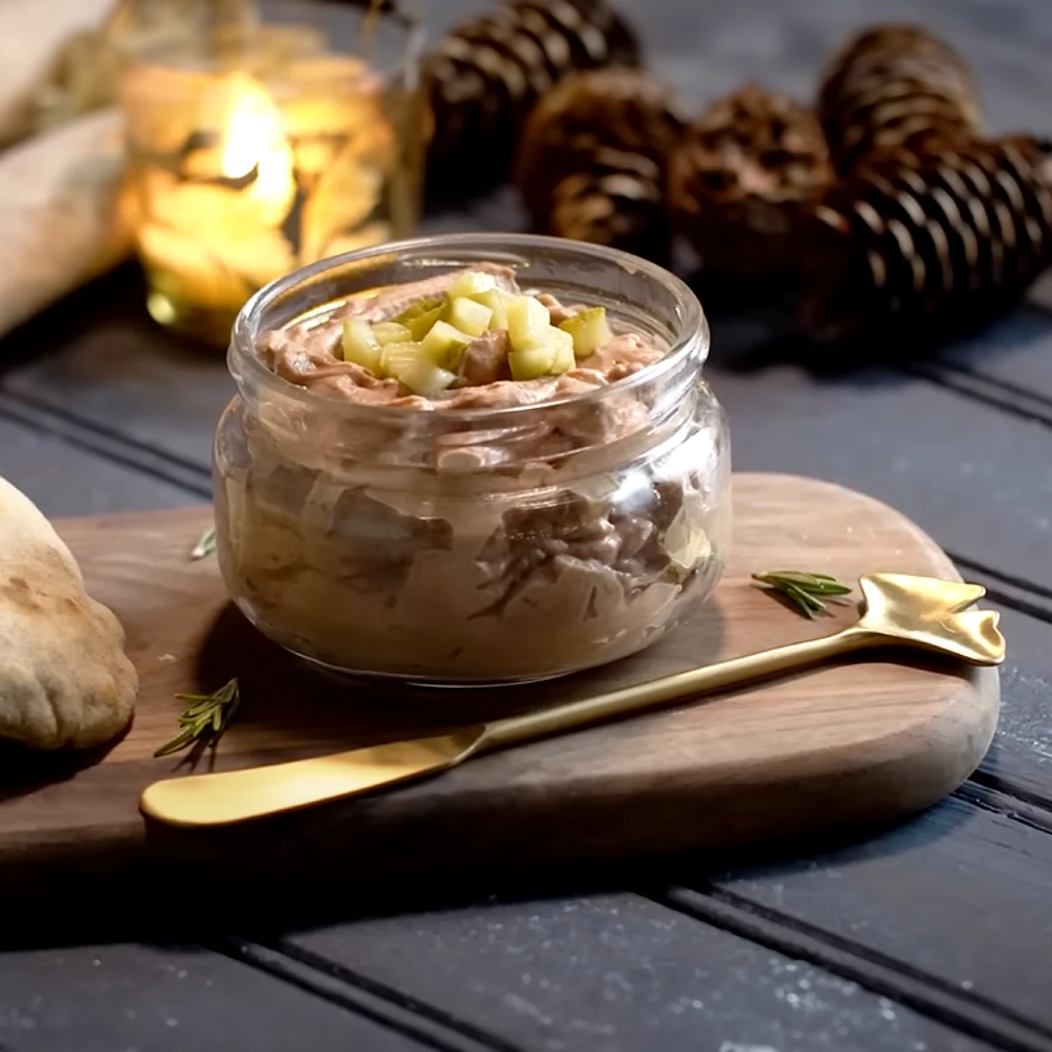 Tatar w słoiku stoi na drewnianej desce