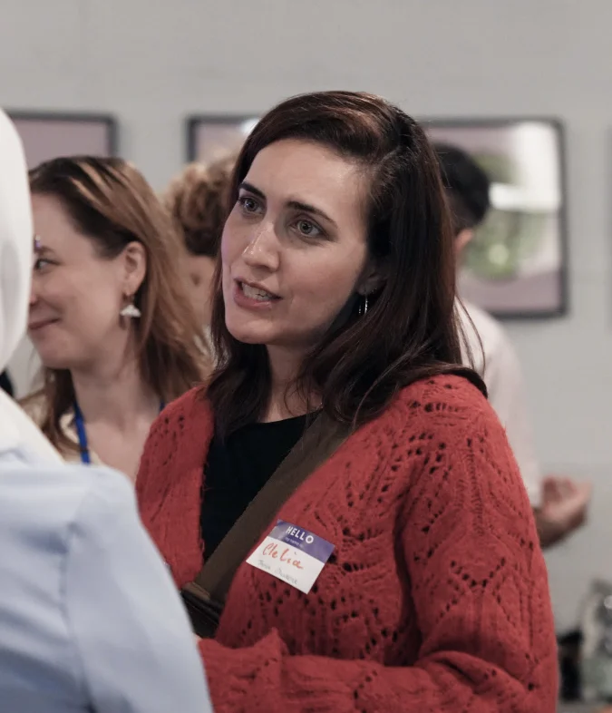 Clelia talking to another women