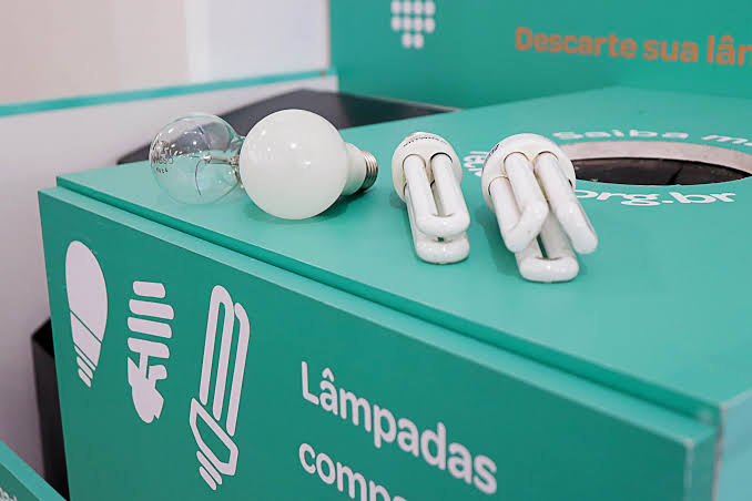 Ambiente moderno iluminado apos instalacao de iluminacao LED