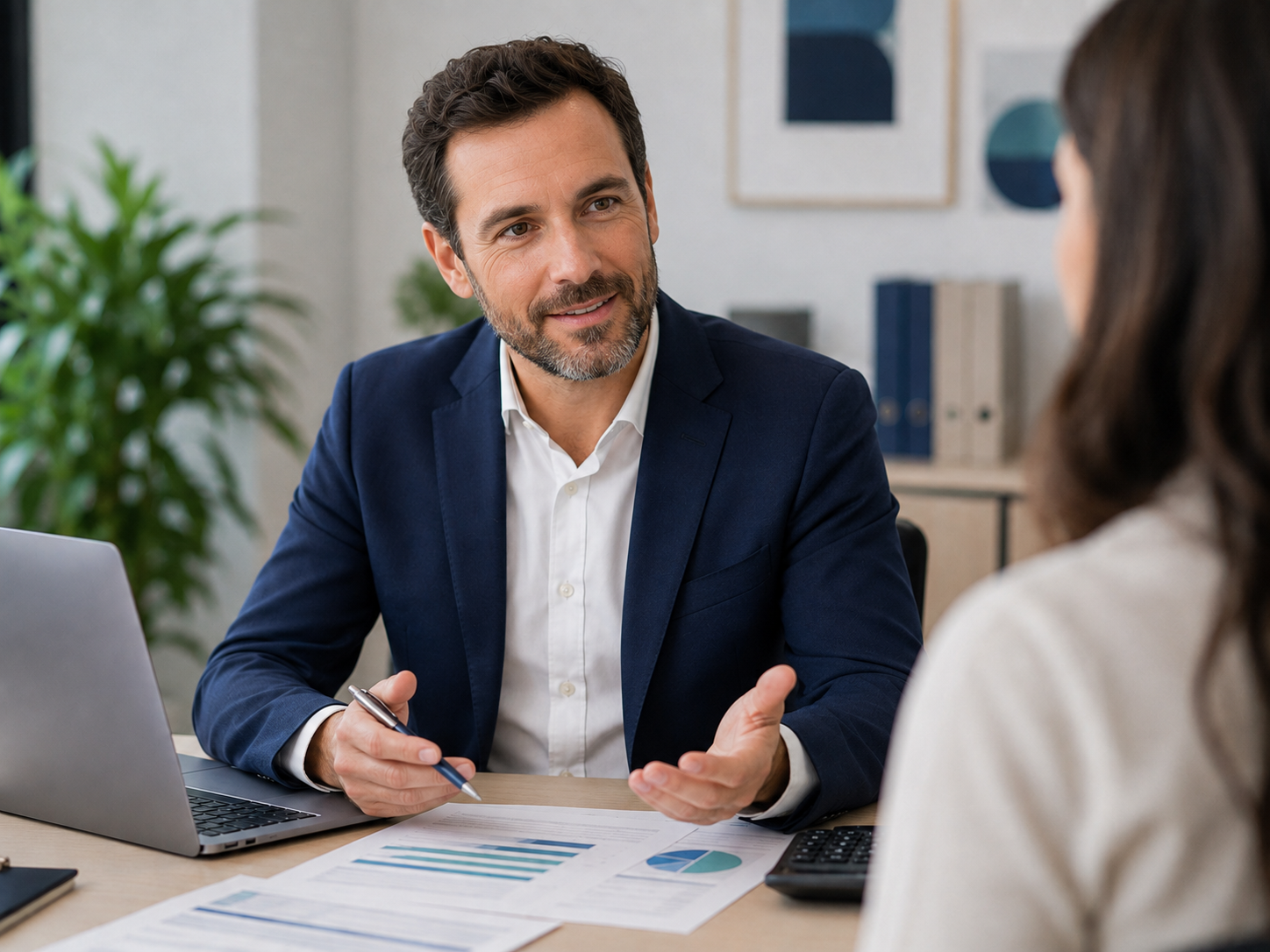 Due professionisti sorridenti in abito da ufficio