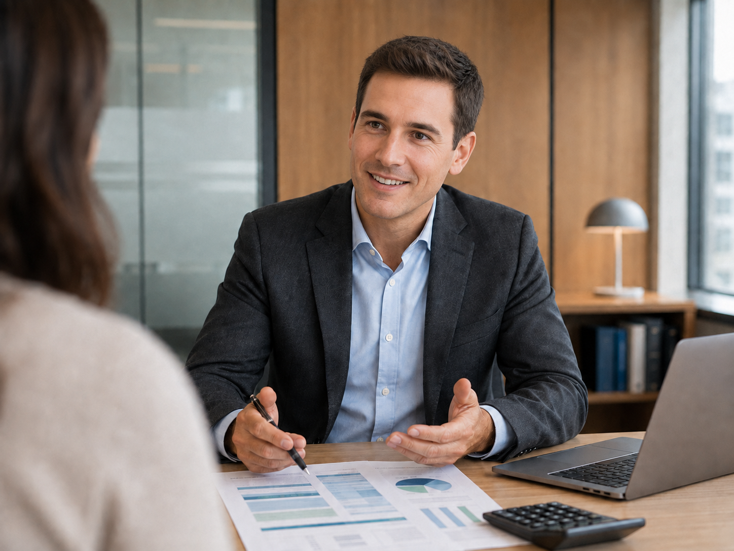 Due professionisti sorridenti in abito da ufficio