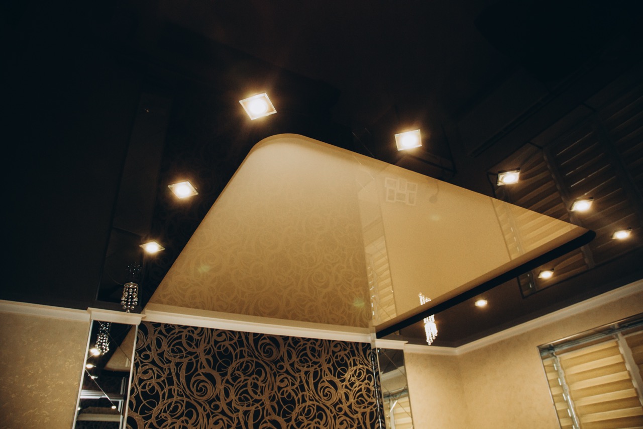 Sufit napinany z wnęką – nowoczesne rozwiązanie z eleganckim oświetleniem LED, podkreślające styl i przestrzeń wnętrza.