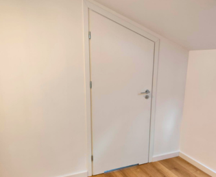 Drzwi na wymiar Idealne rozwiązanie do nietypowych przestrzeni – wykonamy pomiar u Ciebie i zaproponujemy najlepsze dopasowanie.