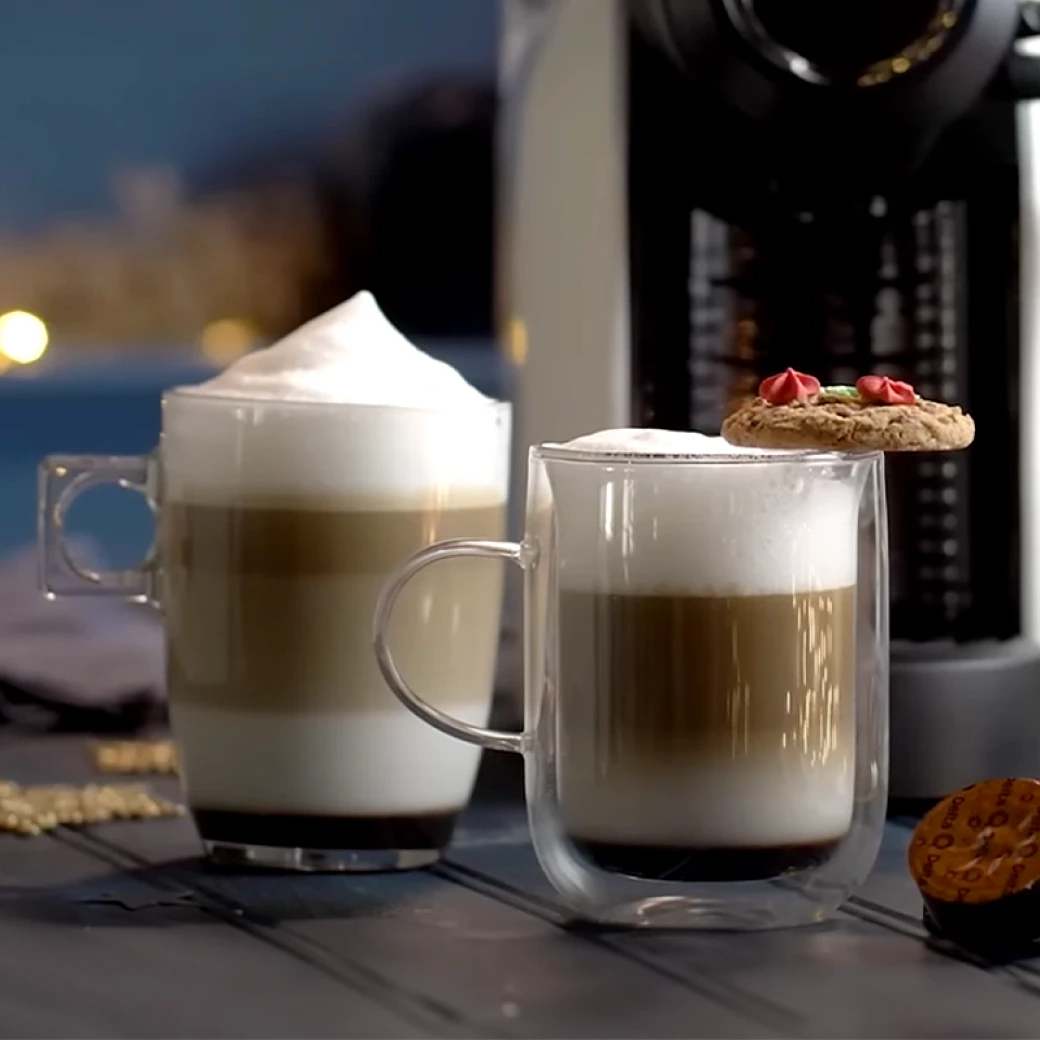 Dwie filiżanki z kawą i pianką